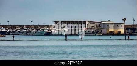 Meereslandschaft mit La Vila Joiosa. Fröhlich, Hafen im Hintergrund, Costa Dorada, Spanien Stockfoto