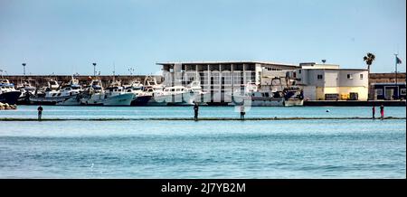 Meereslandschaft mit La Vila Joiosa. Fröhlich, Hafen im Hintergrund, Costa Dorada, Spanien Stockfoto