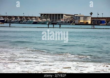 Meereslandschaft mit La Vila Joiosa. Fröhlich, Hafen im Hintergrund, Costa Dorada, Spanien Stockfoto