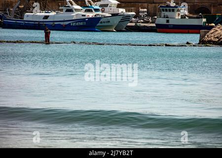 Meereslandschaft mit La Vila Joiosa. Fröhlich, Hafen im Hintergrund, Costa Dorada, Spanien Stockfoto