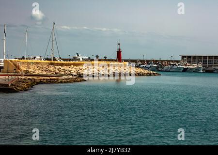 Meereslandschaft mit La Vila Joiosa. Fröhlich, Hafen im Hintergrund, Costa Dorada, Spanien Stockfoto