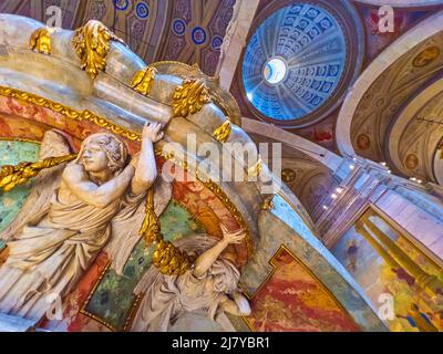 Die malerische bunte Steinkanzel in der Stiftskirche in Bellinzona, Schweiz Stockfoto