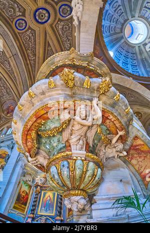 Die farbenfrohe Steinkanzel mit geschnitzter Engelskulptur, Stiftskirche in Bellinzona, Schweiz Stockfoto