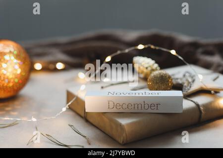 Weihnachtskomposition. Geschenk, Tannenzweige, Kugeln auf Bastelpapier Hintergrund. Weihnachten, Winter, Neujahr Konzept. Flach liegend, Draufsicht, Kopierbereich. Stockfoto