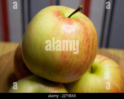 Ein paar Galaäpfel, eine Nahaufnahme. Obst. Stockfoto