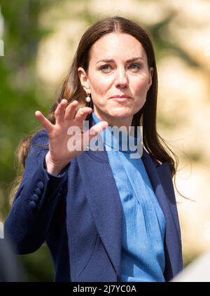 11..Mai 2022. Glasgow, Großbritannien. Der Herzog von Cambridge und die Herzogin von Cambridge besuchen die University of Glasgow, um mit Studenten über psychische Gesundheit und Wohlbefinden während der Mental Health Awareness Week zu sprechen, bevor sie sich mit Menschenmassen vor der Tür trafen. Quelle: Doug Peters/EMPICS/Alamy Live News Stockfoto