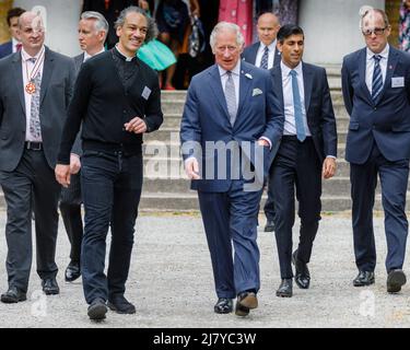 Walworth, London, Großbritannien. 11.. Mai 2022,S.H. Prinz Charles, der Prinz von Wales, Gründer und Präsident des Prince’s Trust, und Rishi Sunak, Schatzkanzler, mit Pater Andrew Moughtin-Mumby, Rektor der St. Peters Church nach ihrem Besuch beim Prince’s Trust unterstützte Kickstart junge Menschen in Walworth. Amanda Rose/Alamy Live News Stockfoto