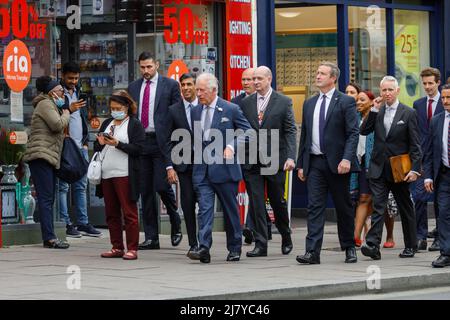 Walworth, London, Großbritannien. 11.. Mai 2022,HRH Prinz Charles, der Prinz von Wales, Gründer und Präsident des Prince’s Trust, und Rishi Sunak, Kanzler der Schatzmeister, gehen entlang der Walworth Road, um sich mit Einheimischen auf dem East Street Market zu treffen, während sie den Prince’s Trust besuchen. Kickstart unterstützte junge Menschen. Amanda Rose/Alamy Live News Stockfoto