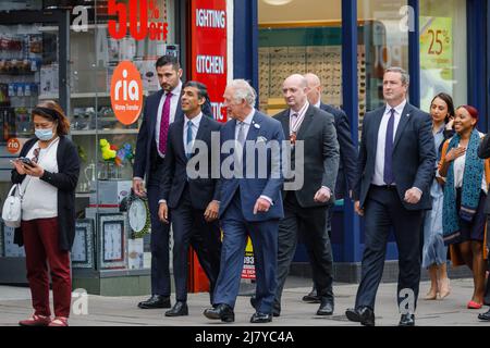 Walworth, London, Großbritannien. 11.. Mai 2022,HRH Prinz Charles, der Prinz von Wales, Gründer und Präsident des Prince’s Trust, und Rishi Sunak, Kanzler der Schatzmeister, gehen entlang der Walworth Road, um sich mit Einheimischen auf dem East Street Market zu treffen, während sie den Prince’s Trust besuchen. Kickstart unterstützte junge Menschen. Amanda Rose/Alamy Live News Stockfoto