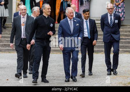 Walworth, London, Großbritannien. 11.. Mai 2022,S.H. Prinz Charles, der Prinz von Wales, Gründer und Präsident des Prince’s Trust, und Rishi Sunak, Schatzkanzler, mit Pater Andrew Moughtin-Mumby, Rektor der St. Peters Church nach ihrem Besuch beim Prince’s Trust unterstützte Kickstart junge Menschen in Walworth. Amanda Rose/Alamy Live News Stockfoto