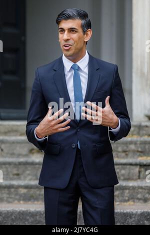 Walworth, London, Großbritannien. 11.. Mai 2022,Rishi Sunak, Schatzkanzler, vor der St. Peters Kirche vor seiner Königlichen Hoheit Prinz Charles, der Prinz von Wales, Gründer und Präsident des Prince’s Trust Besuch beim Prince’s Trust Kickstart unterstützte junge Menschen in Walworth. Amanda Rose/Alamy Live News Stockfoto