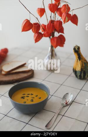 Heiße, gesunde vegetarische Kürbiscremesuppe mit Samen Stockfoto