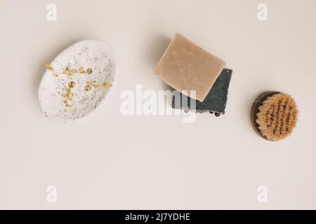 Natürliche Hygieneprodukte, Seife, Leinentuch, umweltfreundliches Lebensgefühl, Zero Waste Konzept. Stockfoto