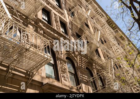 Am Freitag, den 29. April 2022, entkommt ein Feuer auf eine besetzte Mehrfamilienwohnung in Greenwich Village in New York. (© Richard B. Levine) Stockfoto