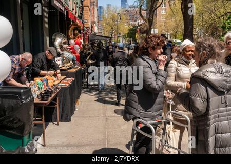 Am Freitag, den 29. April 2022, besuchen Einkäufer die Eröffnung eines Supermarkts in der Gourmet Garage in Greenwich Village in New York. Die Inflation erhöhte die Verbraucherpreise im März um 6,6 %, der schnellste Anstieg seit 1982. (© Richard B. Levine) Stockfoto