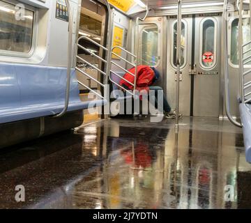 Ein Obdachloser schläft am Samstag, den 30. April 2022, in einem U-Bahn-Zug der E-Linie in New York. (© Richard B. Levine) Stockfoto