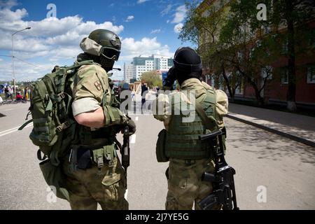 Irkutsk, Russland. 24.. Mai 2014. Junge Menschen in Militäruniformen und mit Kleinwaffen nehmen am Extreme Fest am unteren Ufer der Stadt Irkutsk, Russland, Teil Stockfoto