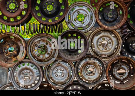 Wand, Textur aus alten geschweißten Radscheiben von Autos. Textur, Hintergrund oder illustratives Foto Stockfoto