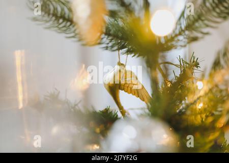 Neujahrsstimmung 2022. Schöner Weihnachtsbaum mit Kugeln und Dekorationen. Glitzernder Weihnachtsschmuck. Weihnachten und Neujahr Hintergrund Stockfoto