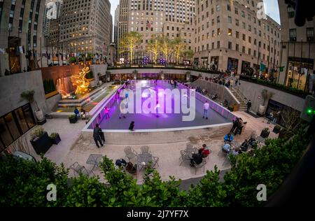 New Yorker und Touristen laufen am Mittwoch, den 4. Mai 2022, um Flipper’s Roller Boogie Palace im Rockefeller Center in New York herum. Das Rockefeller Center hat die legendäre Rollschuhbahn Flipper’s in Los Angeles nachgebaut, die 1981 geschlossen wurde, indem sie ihre legendäre Eislaufbahn durch eine Rollbahn ersetzt hat. Das Rockefeller Center hatte zuletzt 1940 eine Rollschuhbahn. (© Richard B. Levine) Stockfoto