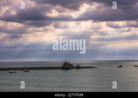Landschaft des Meeres mit Licht, das durch die Wolken strömt Stockfoto
