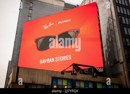 Werbung für Ray-Ban Stories Kameragläser am Donnerstag, den 5. Mai 2022, auf dem Times Square in New York. Meta, ehemals Facebook, zeigte einen Prototyp ihres XR-Controllers, der am Handgelenk getragen wurde, für die Ray-Ban Stories Kameragläser. (© Richard B. Levine) Stockfoto