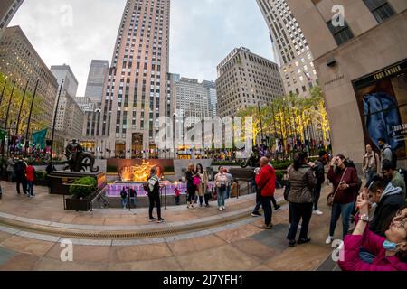 Touristen besuchen das Rockefeller Center in New York am Mittwoch, den 4. Mai 2022. (© Richard B. Levine) Stockfoto