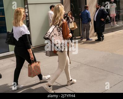 Shopper auf der Fifth Avenue in Midtown Manhattan in New York am Donnerstag, den 5. Mai 2022. (© Richard B. Levine) Stockfoto
