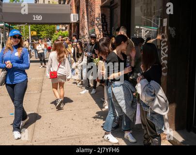 Angetrieben von Social Media und Mundpropaganda warten Menschen am Samstag, dem 30. April 2022, online auf eine kostenlose Flasche SmartWater in Soho in New York. SmartWater ist eine Marke der Coca-Cola Co. (© Richard B. Levine) Stockfoto