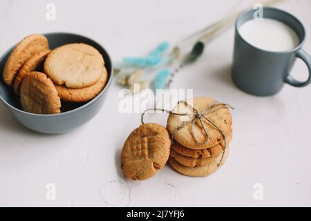 Handgemachte Haferflockenkekse. Traditionelle frisch gebackene Plätzchen. Junk-Food, kulinarisches Konzept, Back- und Esskonzept. Stockfoto