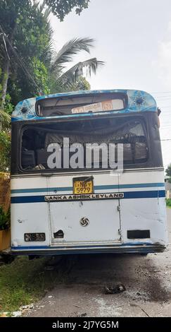 Colombo, Sri Lanka. 11. Mai 2022. Ein verbrannter Bus, der auf der Straße gesehen wurde. Sri Lanka erlebte seinen gewalttätigsten Tag am 9.. Mai, als Premierminister Mahinda Rajapaksa sein Amt austrat. Bei Zusammenstößen im ganzen Land wurden mindestens sieben Menschen getötet und mehr als 200 verletzt. Während der Zusammenstöße wurden Häuser und Offiziere von Mitgliedern der regierenden Partei und Anhängern niedergebrannt. Eine landesweite Ausgangssperre ist im Gange, während die Armee im ganzen Land eingesetzt wurde Stockfoto