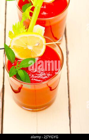 frischer Saft Gazpacho Tomatensuppe auf ein Glas über weiße Holz Tisch Stockfoto