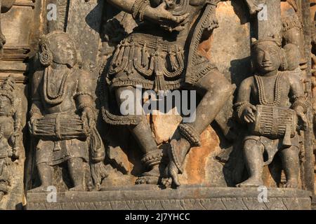 Skulpturen an den Außenwänden des Hoysaleswara-Tempels in Halebidu, der ehemaligen Hauptstadt des Hoysala, Karnataka. Stockfoto