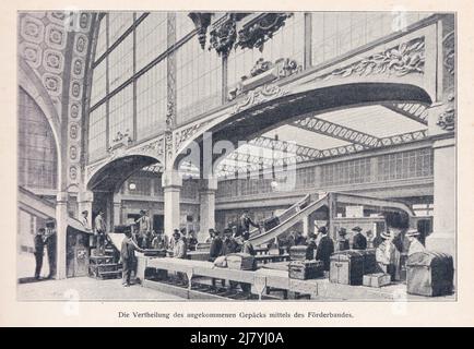 Die Verteilung des eingetroffenen Gepäcks über das Förderband in der Metro Station Palais Royal paris 1900. Stockfoto