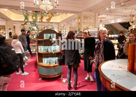 Seit 1707 ist Fortnum & Mason die Heimat von außergewöhnlichem Essen, Freude, Dinge zu geben und unvergessliche Erlebnisse. Die Tradition des Afternoon Tea geht auf mehr als 200 Jahre zurück, als die Herzogin von Bedford zwischen Mittag- und Abendessen ihre Freunde zu einem Tee und einer leichten Erfrischung in ihre Zimmer in der Woburn Abbey einlud. Wort ihrer Teatime Innovation verbreitete sich, und bei ihrer Rückkehr nach London, Afternoon Tea war köstlich unausweichlich. Fortnum&Mason Stock Tees aus der ganzen Welt zum Kauf und mit nach Hause nehmen oder trinken im Geschäft in der Tea Room . Stockfoto