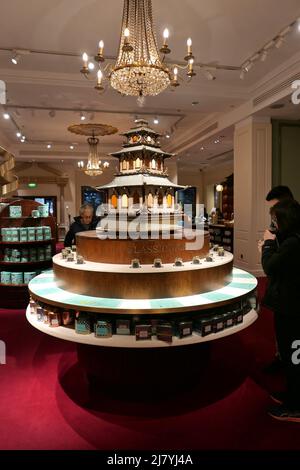 Seit 1707 ist Fortnum & Mason die Heimat von außergewöhnlichem Essen, Freude, Dinge zu geben und unvergessliche Erlebnisse. Die Tradition des Afternoon Tea geht auf mehr als 200 Jahre zurück, als die Herzogin von Bedford zwischen Mittag- und Abendessen ihre Freunde zu einem Tee und einer leichten Erfrischung in ihre Zimmer in der Woburn Abbey einlud. Wort ihrer Teatime Innovation verbreitete sich, und bei ihrer Rückkehr nach London, Afternoon Tea war köstlich unausweichlich. Fortnum&Mason Stock Tees aus der ganzen Welt zum Kauf und mit nach Hause nehmen oder trinken im Geschäft in der Tea Room . Stockfoto