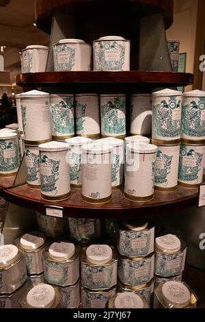 Seit 1707 ist Fortnum & Mason die Heimat von außergewöhnlichem Essen, Freude, Dinge zu geben und unvergessliche Erlebnisse. Die Tradition des Afternoon Tea geht auf mehr als 200 Jahre zurück, als die Herzogin von Bedford zwischen Mittag- und Abendessen ihre Freunde zu einem Tee und einer leichten Erfrischung in ihre Zimmer in der Woburn Abbey einlud. Wort ihrer Teatime Innovation verbreitete sich, und bei ihrer Rückkehr nach London, Afternoon Tea war köstlich unausweichlich. Fortnum&Mason Stock Tees aus der ganzen Welt zum Kauf und mit nach Hause nehmen oder trinken im Geschäft in der Tea Room . Stockfoto