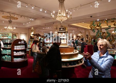 Seit 1707 ist Fortnum & Mason die Heimat von außergewöhnlichem Essen, Freude, Dinge zu geben und unvergessliche Erlebnisse. Die Tradition des Afternoon Tea geht auf mehr als 200 Jahre zurück, als die Herzogin von Bedford zwischen Mittag- und Abendessen ihre Freunde zu einem Tee und einer leichten Erfrischung in ihre Zimmer in der Woburn Abbey einlud. Wort ihrer Teatime Innovation verbreitete sich, und bei ihrer Rückkehr nach London, Afternoon Tea war köstlich unausweichlich. Fortnum&Mason Stock Tees aus der ganzen Welt zum Kauf und mit nach Hause nehmen oder trinken im Geschäft in der Tea Room . Stockfoto