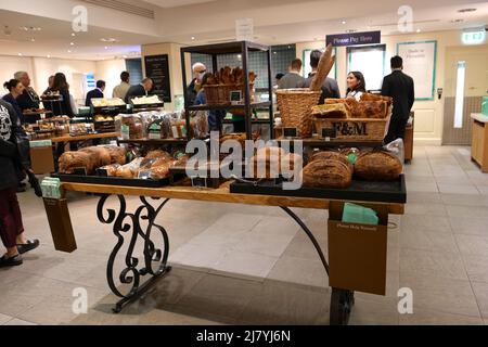 Seit 1707 ist Fortnum & Mason die Heimat von außergewöhnlichem Essen, Freude, Dinge zu geben und unvergessliche Erlebnisse. Die Tradition des Afternoon Tea geht auf mehr als 200 Jahre zurück, als die Herzogin von Bedford zwischen Mittag- und Abendessen ihre Freunde zu einem Tee und einer leichten Erfrischung in ihre Zimmer in der Woburn Abbey einlud. Wort ihrer Teatime Innovation verbreitete sich, und bei ihrer Rückkehr nach London, Afternoon Tea war köstlich unausweichlich. Fortnum&Mason Stock Tees aus der ganzen Welt zum Kauf und mit nach Hause nehmen oder trinken im Geschäft in der Tea Room . Stockfoto