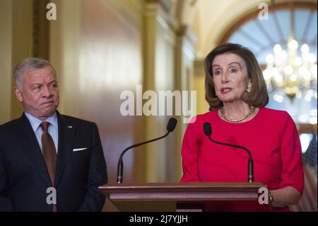 Washington, Usa. 11.. Mai 2022. Die Sprecherin des Repräsentantenhauses, Nancy Pelosi, spricht am Mittwoch, den 11. Mai 2022, während einer Fotoaufnahme mit König Abdullah II bin Al-Hussein von Jordanien, im US-Kapitol in Washington, DC. Foto von Bonnie Cash/UPI Credit: UPI/Alamy Live News Stockfoto