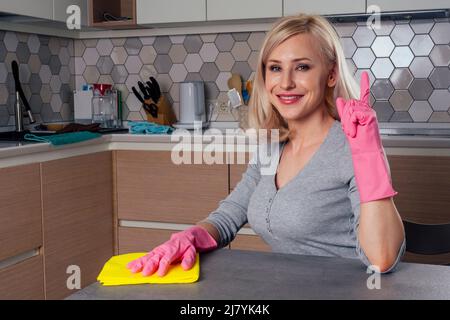 Happy girl Reinigungstisch mit Möbelpolitur zu Hause Reinigung Unternehmen Dienstleistungen Stockfoto