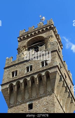 Detail des Turms des Palazzo Vecchio genannt Torre di Arnolfo di Cambio in Florenz in Italien von unten gesehen Symbol der Stadt Stockfoto