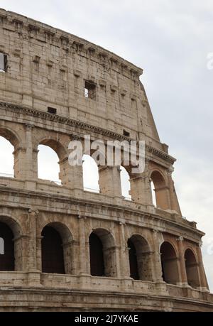 Rom Römisches Amphitheater Colosseum oder COLOSSEO in italienischer Sprache in Italien genannt Stockfoto