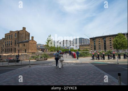 Menschen auf dem Granary Square, Coal Drops Yard, London, England, Großbritannien. Stockfoto