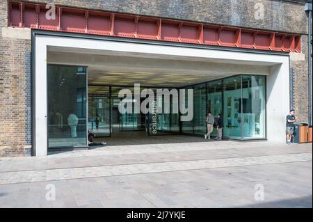 Eingang der Central St Martins Kunstschule in Granary Square, London, England, Großbritannien. Stockfoto