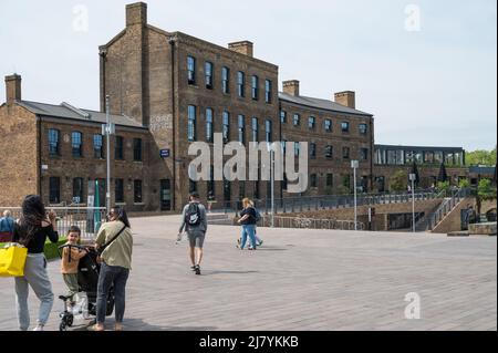 Menschen auf dem Granary Square, Coal Drops Yard, London, England, Großbritannien. Stockfoto