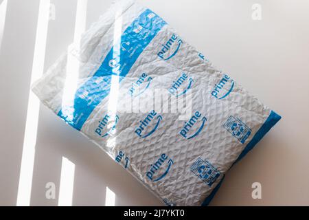 Dublin, Kalifornien, USA - 5. Mai 2022. Amazon Prime-Beutel in natürlichem Sonnenlicht Stockfoto