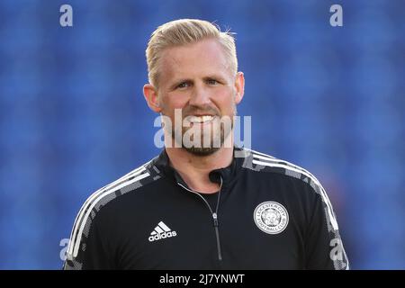 Leicester, Großbritannien. 11.. Mai 2022. Kasper Schmeichel #1 von Leicester City während des Vormatches Aufwärmphase in Leicester, Großbritannien am 5/11/2022. (Foto von James Heaton/News Images/Sipa USA) Quelle: SIPA USA/Alamy Live News Stockfoto