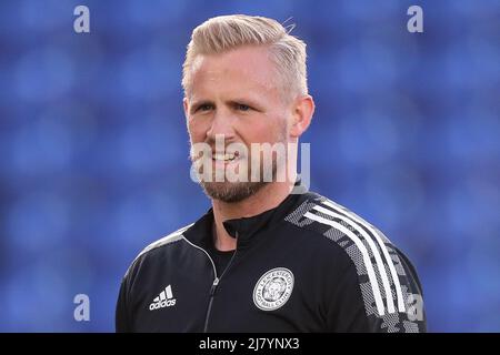 Leicester, Großbritannien. 11.. Mai 2022. Kasper Schmeichel #1 von Leicester City während des Vormatches Aufwärmphase in Leicester, Großbritannien am 5/11/2022. (Foto von James Heaton/News Images/Sipa USA) Quelle: SIPA USA/Alamy Live News Stockfoto