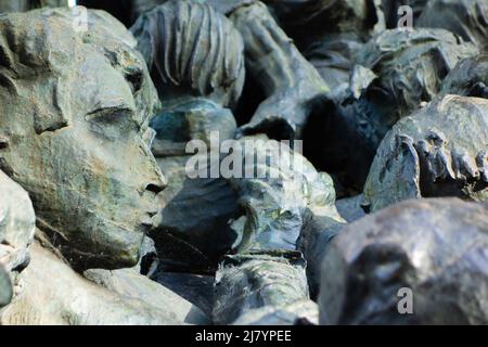 TARRAGONA, SPANIEN - 3. OKTOBER 2019 Detail der Skulptur Monumento a los Castellers von Francesc Anglès i Garcia mit einem klaren blauen Himmel Stockfoto